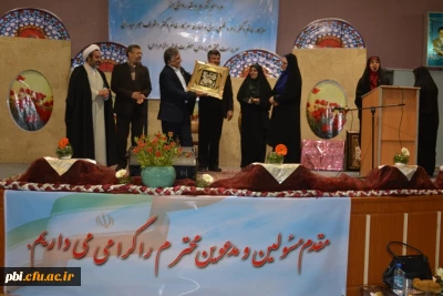 دکتر قنبری ، معاون دانشجویی سازمان مرکزی دانشگاه فرهنگیان درمراسم تودیع و معارفه سرپرستان پردیس حضرت فاطمه زهرا(س) اصفهان :
دانشگاه فرهنگیان منشأیی از تجلی هنر و زیبایی و علم واخلاق است.