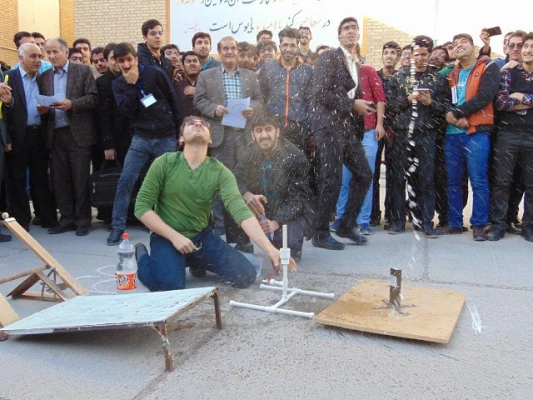 برگزاری اولین دوره مسابقه پرتاب موشک آبی به همت انجمن علمی فیزیک پردیس شهید باهنر