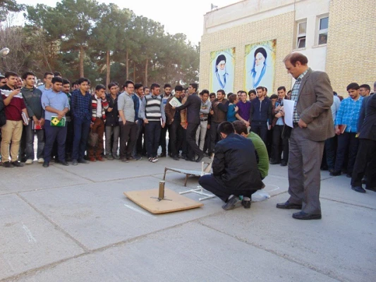 برگزاری اولین دوره مسابقه پرتاب موشک آبی به همت انجمن علمی فیزیک پردیس شهید باهنر