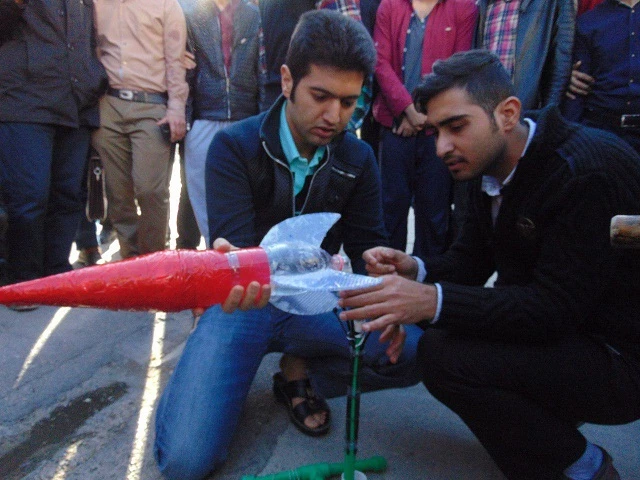 برگزاری اولین دوره مسابقه پرتاب موشک آبی به همت انجمن علمی فیزیک پردیس شهید باهنر