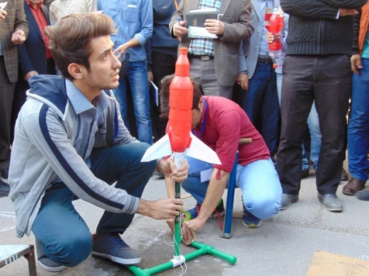 برگزاری اولین دوره مسابقه پرتاب موشک آبی به همت انجمن علمی فیزیک پردیس شهید باهنر