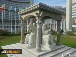 مقابل ساختمان سازمان ملل در وین، تندیس چهار ستاره شناس، پزشک و عالم بزرگ تاریخ را ساخته اند که هر چهار نفر ایرانى هستند/ابن سینا، ابوریحان بیرونى، حکیم عمر خیام و زکریاى رازى