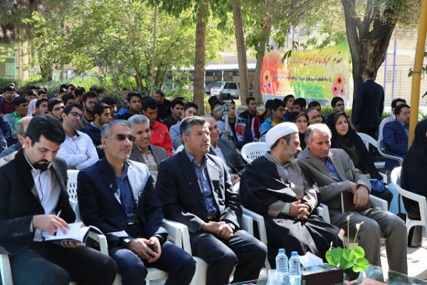 مراسم افتتاح زمین چمن پردیس شهید باهنر اصفهان با حضور مسئولین دانشگاه برگزار گردید