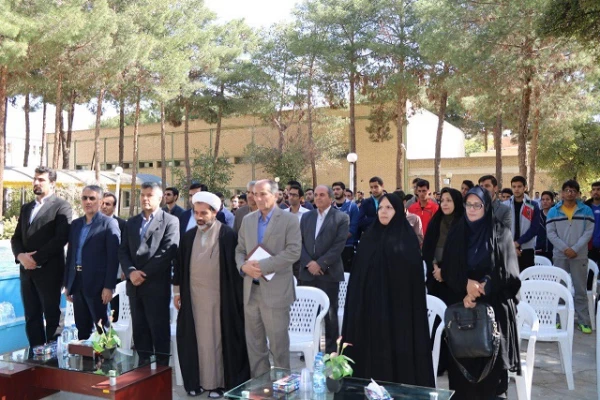 مراسم افتتاح زمین چمن پردیس شهید باهنر اصفهان با حضور مسئولین دانشگاه برگزار گردید