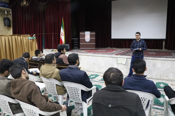 اکران فیلم سینمایی زیر درختان زیتون