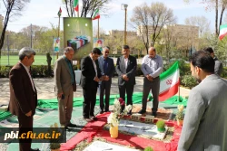 حضور دکتر علی محمدی مشاور سرپرست دانشگاه و مدیرکل حوزه ریاست وامور استان های دانشگاه فرهنگیان بر سر مزار شهدای گمنام پردیس شهید باهنر اصفهان