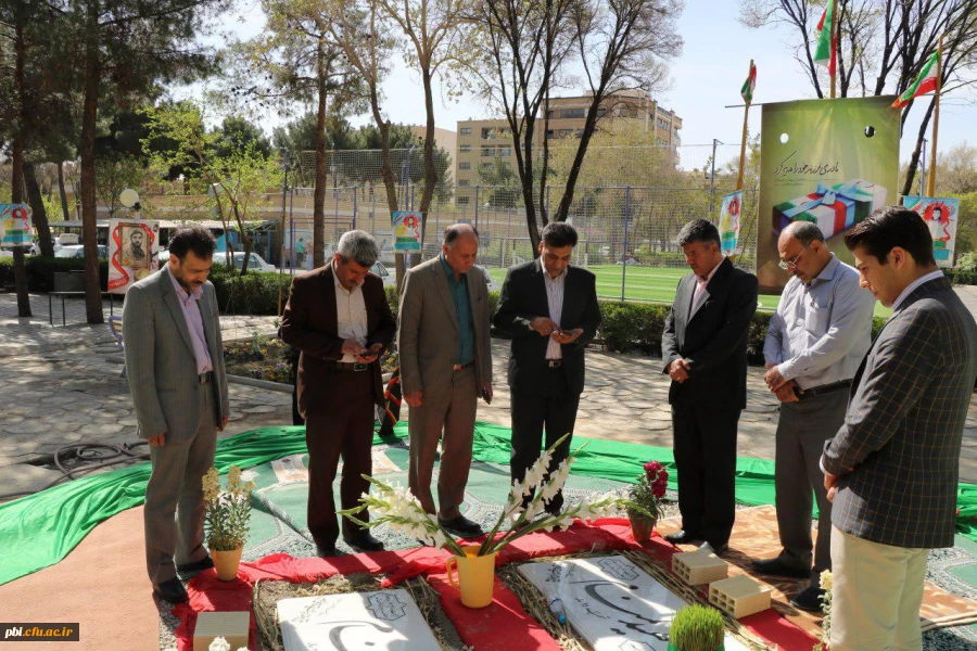 حضور دکتر علی محمدی مشاور سرپرست دانشگاه و مدیرکل حوزه ریاست وامور استان های دانشگاه فرهنگیان بر سر مزار شهدای گمنام پردیس شهید باهنر اصفهان