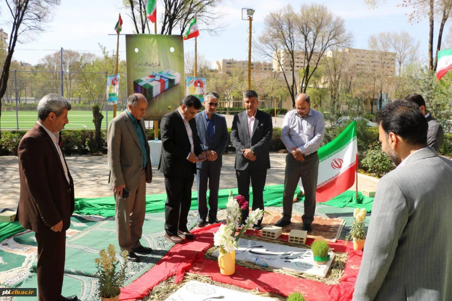 حضور دکتر علی محمدی مشاور سرپرست دانشگاه و مدیرکل حوزه ریاست وامور استان های دانشگاه فرهنگیان بر سر مزار شهدای گمنام پردیس شهید باهنر اصفهان
