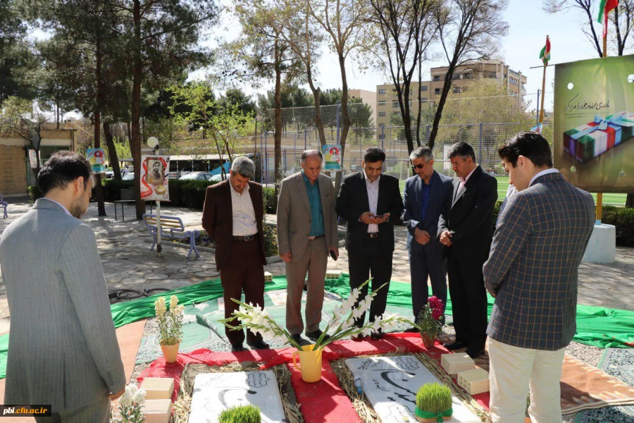 حضور دکتر علی محمدی مشاور سرپرست دانشگاه و مدیرکل حوزه ریاست وامور استان های دانشگاه فرهنگیان بر سر مزار شهدای گمنام پردیس شهید باهنر اصفهان