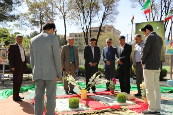 حضور دکتر علی محمدی مشاور سرپرست دانشگاه و مدیرکل حوزه ریاست وامور استان های دانشگاه فرهنگیان بر سر مزار شهدای گمنام پردیس شهید باهنر اصفهان