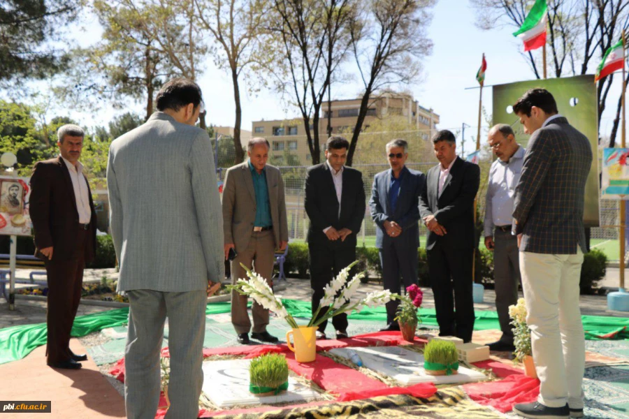 حضور دکتر علی محمدی مشاور سرپرست دانشگاه و مدیرکل حوزه ریاست وامور استان های دانشگاه فرهنگیان بر سر مزار شهدای گمنام پردیس شهید باهنر اصفهان