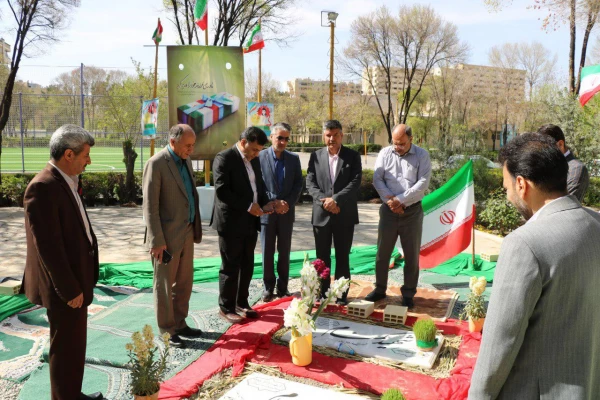 حضور دکتر علی محمدی مشاور سرپرست دانشگاه و مدیرکل حوزه ریاست وامور استان های دانشگاه فرهنگیان بر سر مزار شهدای گمنام پردیس شهید باهنر اصفهان