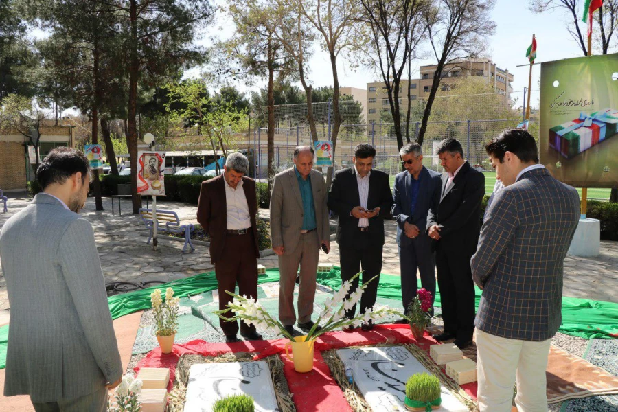 حضور دکتر علی محمدی مشاور سرپرست دانشگاه و مدیرکل حوزه ریاست وامور استان های دانشگاه فرهنگیان بر سر مزار شهدای گمنام پردیس شهید باهنر اصفهان