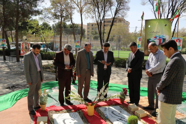حضور دکتر علی محمدی مشاور سرپرست دانشگاه و مدیرکل حوزه ریاست وامور استان های دانشگاه فرهنگیان بر سر مزار شهدای گمنام پردیس شهید باهنر اصفهان