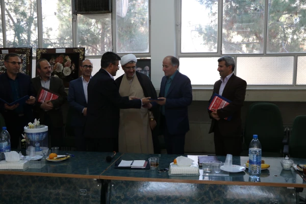 مراسم تکریم و معارفه معاونت اداری و مالی پردیس شهید باهنر اصفهان برگزار شد 3