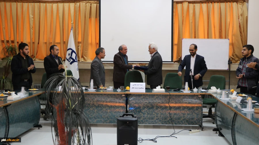 در حاشیه گرامیداشت روز دانشجو برگزار گردید:
تقدیر از استاد پیشکسوت تربیت معلم احمد عباسی 2