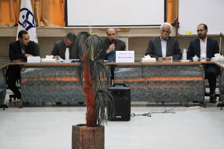 در حاشیه گرامیداشت روز دانشجو برگزار گردید:
تقدیر از استاد پیشکسوت تربیت معلم احمد عباسی 2