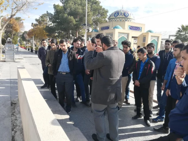 دیدار دانشجویان پردیس شهید باهنر  از گلستان شهدای شهر اصفهان 2