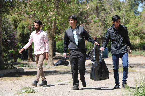 با همکاری انجمن رفتگران طبیعت استان اصفهان و انجمن اسلامی پردیس برگزار گردید:

برنامه روز زمین پاک و پاکسازی محیط دانشگاه 2