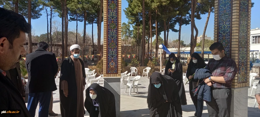 برگزاری مراسم غبارروبی و عطر افشانی بر سر مزار شهدای گمنام پردیس شهید باهنر اصفهان 12