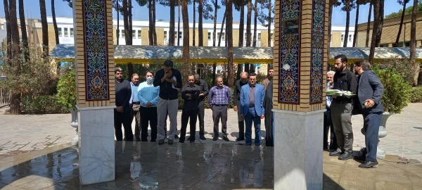 برگزاری مراسم عطر افشانی مزار شهدای گمنام دفاع مقدس در پردیس شهید باهنر اصفهان 5