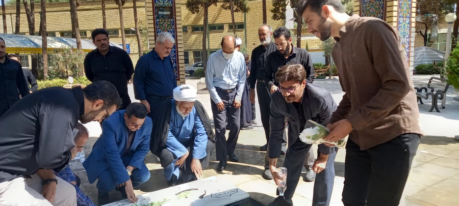 برگزاری مراسم عطر افشانی مزار شهدای گمنام دفاع مقدس در پردیس شهید باهنر اصفهان 13