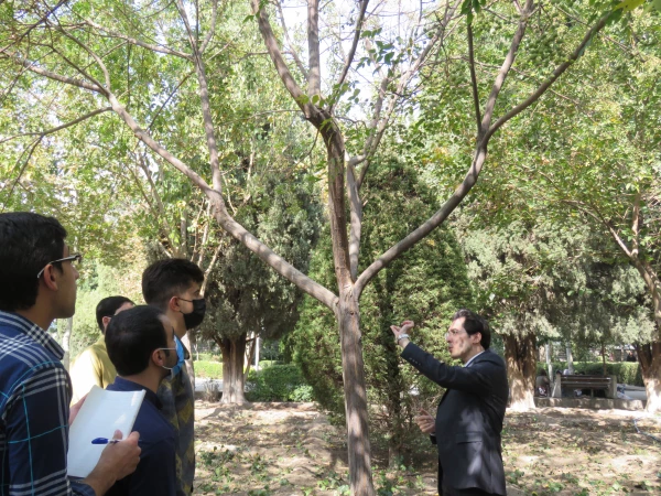 بازدید و گردش علمی  استاد فرح نسب از پارک ها و حیات وحش اصفهان 4