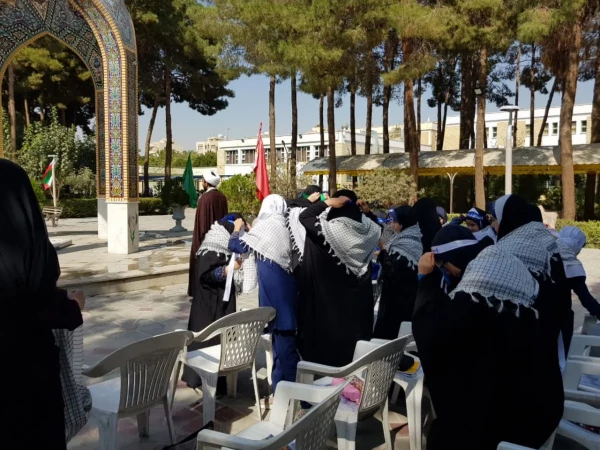 قرائت زیارت نامه شهدا توسط دانش آموزان دبستان دخترانه فطرت 2