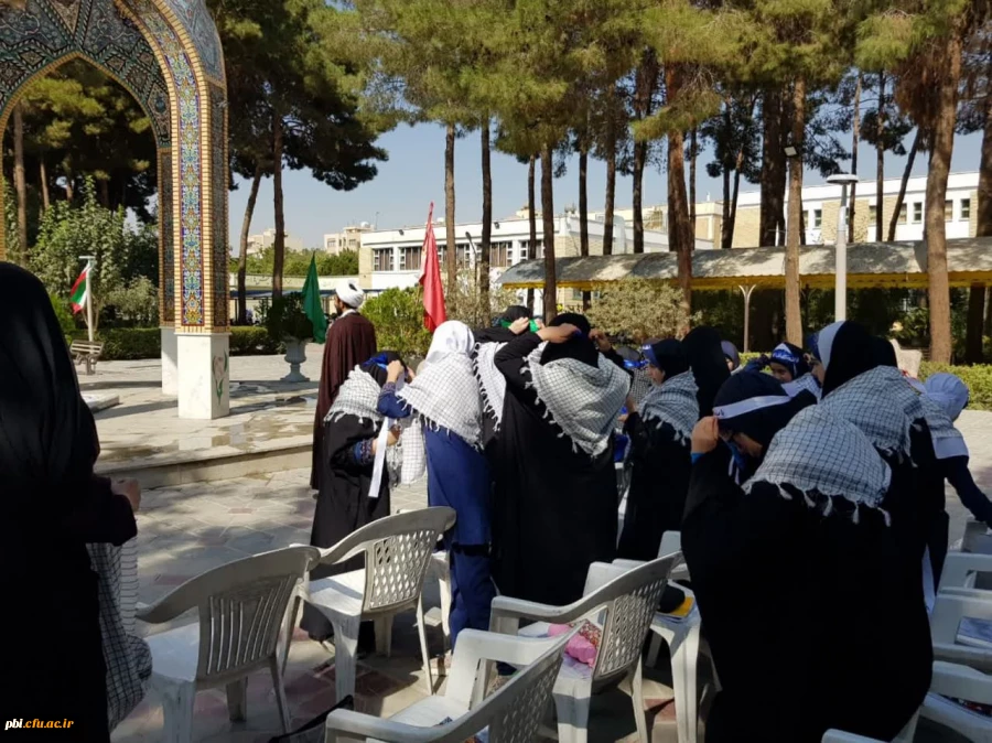 قرائت زیارت نامه شهدا توسط دانش آموزان دبستان دخترانه فطرت 2