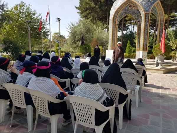 قرائت زیارت نامه شهدا توسط دانش آموزان دبستان دخترانه فطرت 3