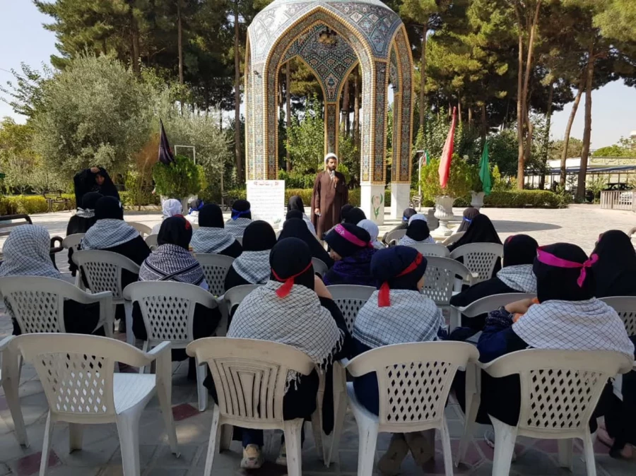 قرائت زیارت نامه شهدا توسط دانش آموزان دبستان دخترانه فطرت 4