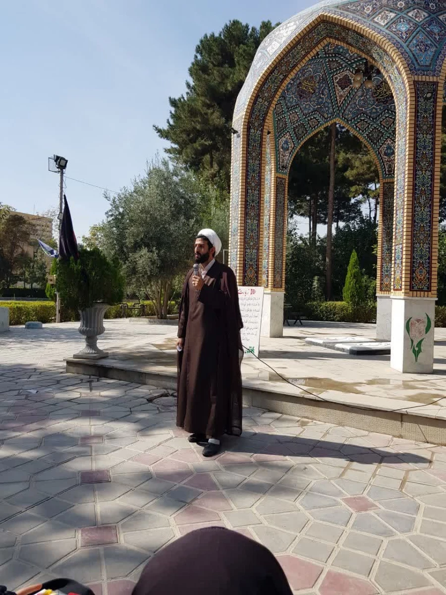 قرائت زیارت نامه شهدا توسط دانش آموزان دبستان دخترانه فطرت 5