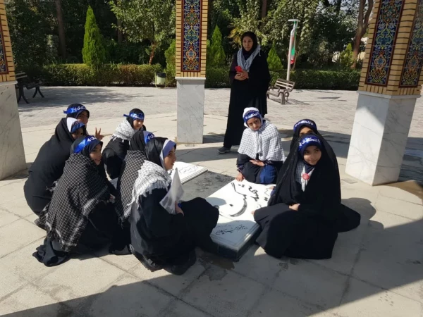 قرائت زیارت نامه شهدا توسط دانش آموزان دبستان دخترانه فطرت 6