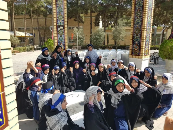 قرائت زیارت نامه شهدا توسط دانش آموزان دبستان دخترانه فطرت 7