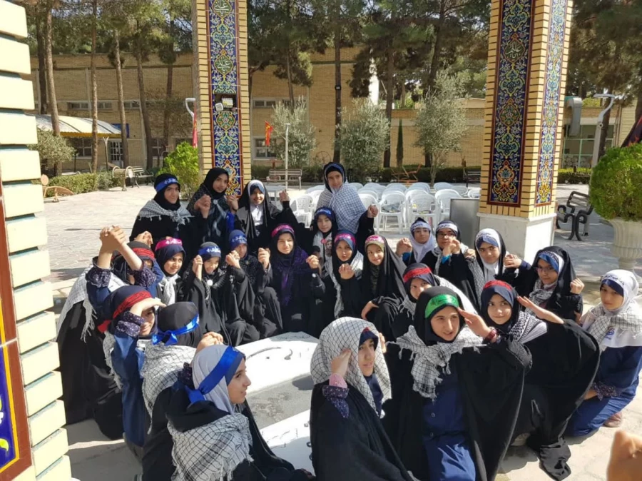 قرائت زیارت نامه شهدا توسط دانش آموزان دبستان دخترانه فطرت 7