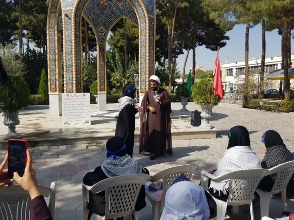 قرائت زیارت نامه شهدا توسط دانش آموزان دبستان دخترانه فطرت 8