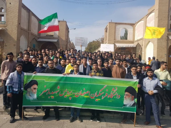 شرکت دانشجو معلمان پردیس شهید باهنر در راه پیمایی 13 آبان 3