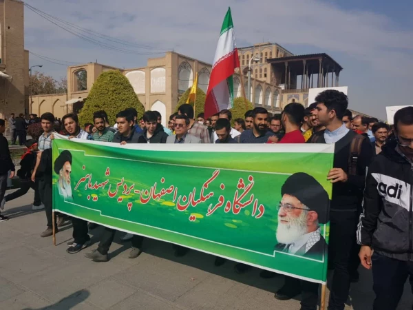 شرکت دانشجو معلمان پردیس شهید باهنر در راه پیمایی 13 آبان 5