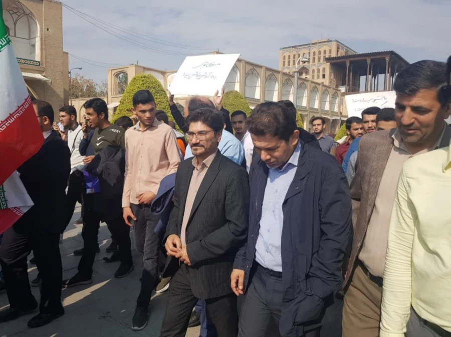 شرکت دانشجو معلمان پردیس شهید باهنر در راه پیمایی 13 آبان 6