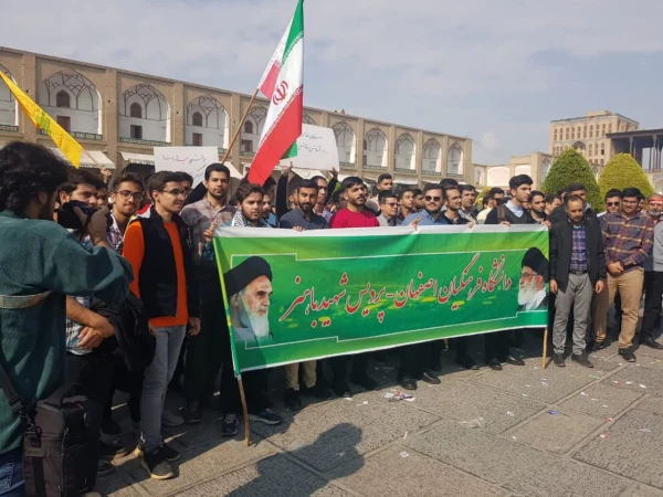 شرکت دانشجو معلمان پردیس شهید باهنر در راه پیمایی 13 آبان 10