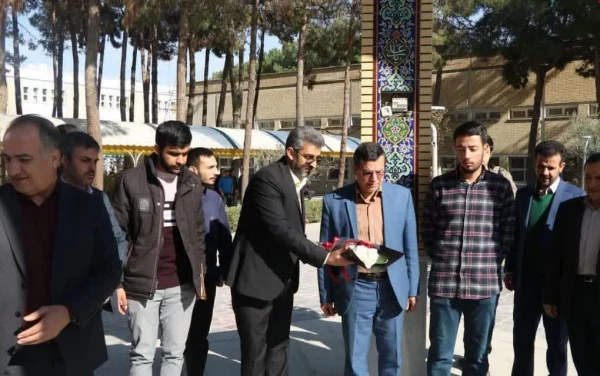 غبار روبی مقبره شهدای گمنام پردیس شهید باهنر اصفهان 3