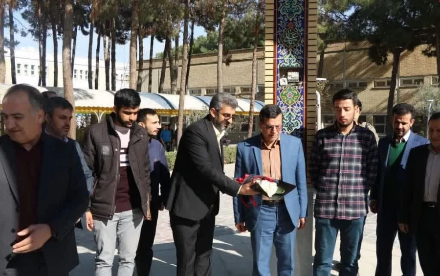 غبار روبی مقبره شهدای گمنام پردیس شهید باهنر اصفهان 3