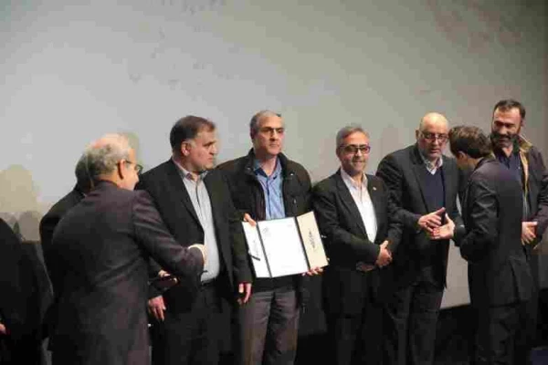 اهدای جایزه و نشان ملّی وجدان محیط زیست به آقای دکتر فرح نسب 3