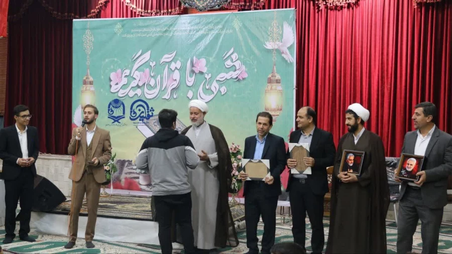 برگزاری محفل بزرگ آیه های نور به مناسبت هفته قرآن و عترت در دانشگاه ها 6