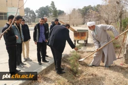 کاشت چندین اصله نهال توسط مسئولین  پردیس شهید باهنر اصفهان 
 2