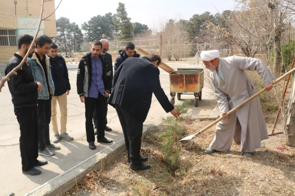 کاشت چندین اصله نهال توسط مسئولین  پردیس شهید باهنر اصفهان 
 2