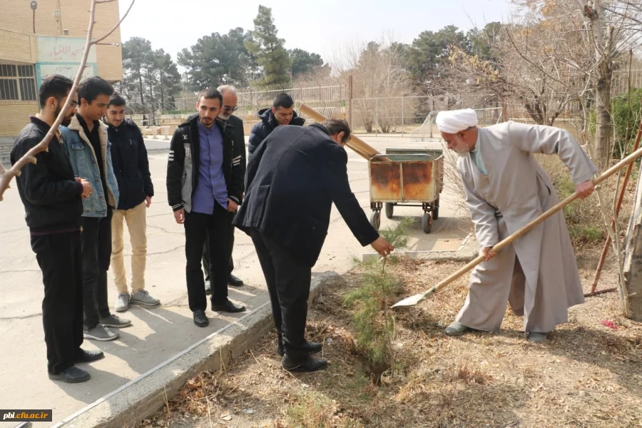 کاشت چندین اصله نهال توسط مسئولین  پردیس شهید باهنر اصفهان 
 2