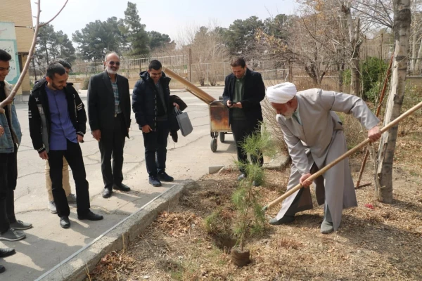 کاشت چندین اصله نهال توسط مسئولین  پردیس شهید باهنر اصفهان 
 2