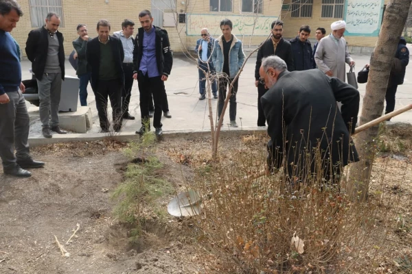 کاشت چندین اصله نهال توسط مسئولین  پردیس شهید باهنر اصفهان 
 3