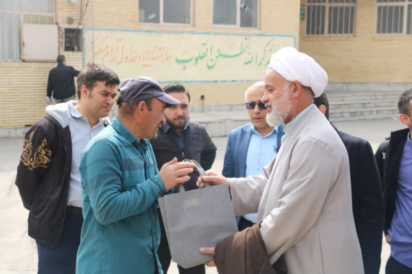 کاشت چندین اصله نهال توسط مسئولین  پردیس شهید باهنر اصفهان 
 3